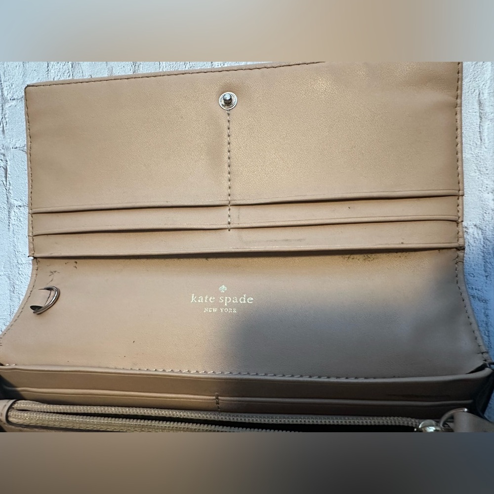 Kate Spade Wallet. - Picture 7 of 11